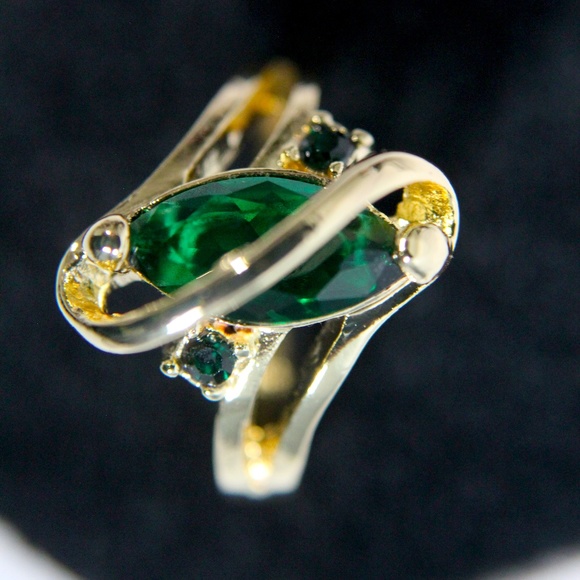 Jewelry - Green Emerald Crystal Gold Ring